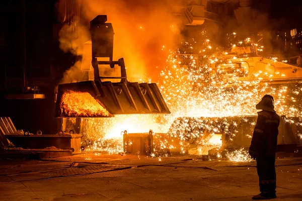 Steelworker near a blast furnace with sparks — Stock Photo, Image