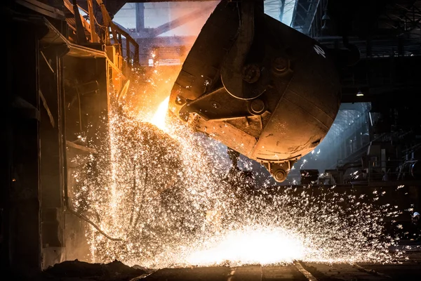 Vertido de metal líquido en horno de chimenea abierta — Foto de Stock