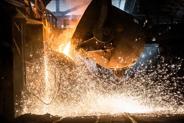 Pouring of liquid metal in open-hearth furnace — Stock Photo, Image