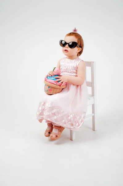 Piękna mała dziewczynka z zabawkami ciasto — Zdjęcie stockowe