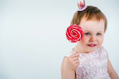 şeker kamışı ile küçük kız