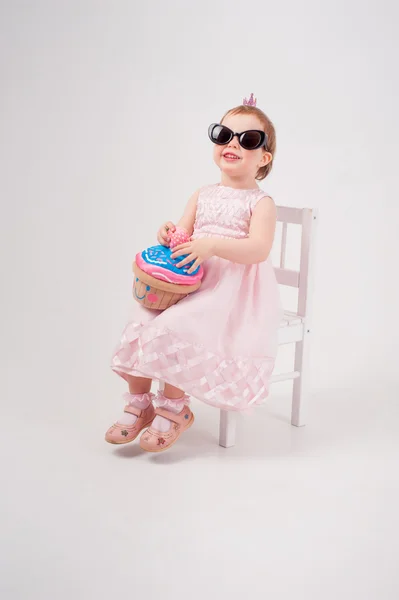 Piękna mała dziewczynka z zabawkami ciasto — Zdjęcie stockowe