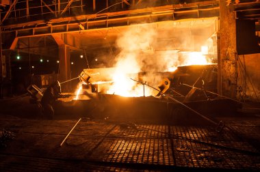 Sıvı titanyum cüruf ark ocağı üzerinden dökülen zaman işçi