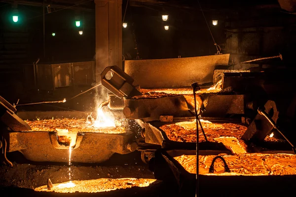 Ark ocağı üzerinden dökülen sıvı titanyum cüruf