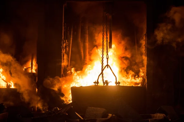 Muito rara vista de perto de trabalhar forno de lareira aberta — Fotografia de Stock