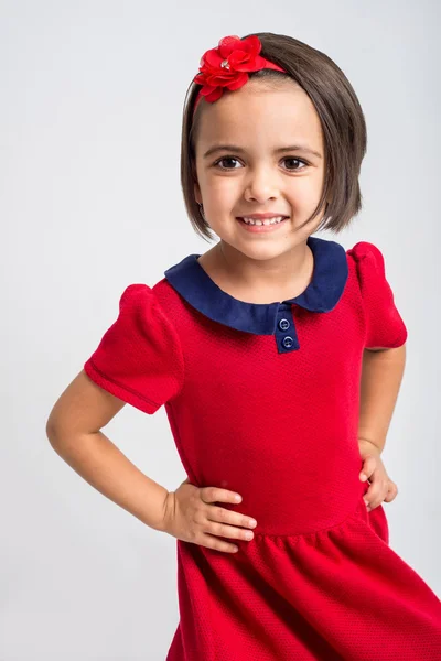 Hermosa niña sonriendo en vestido rojo — Foto de Stock