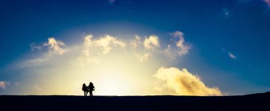 Gün batımında yolcuları