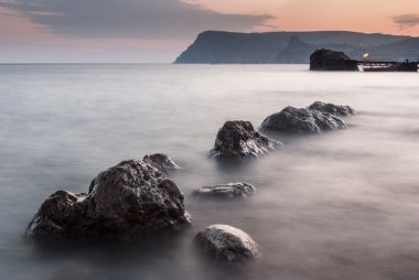 Uzun pozlama denizde taşlar