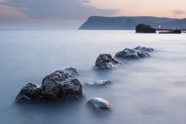 Uzun pozlama denizde taşlar