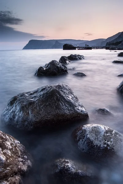 Πέτρες στη θάλασσα σε μια μακρά έκθεση — Φωτογραφία Αρχείου