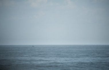 Kötü havada denizde teknede balıkçı minimalizm