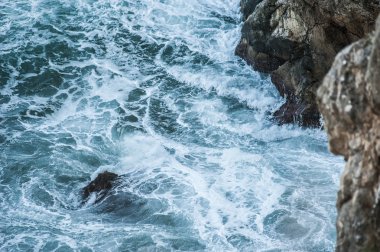 Bir fırtına sırasında dalgalar deniz