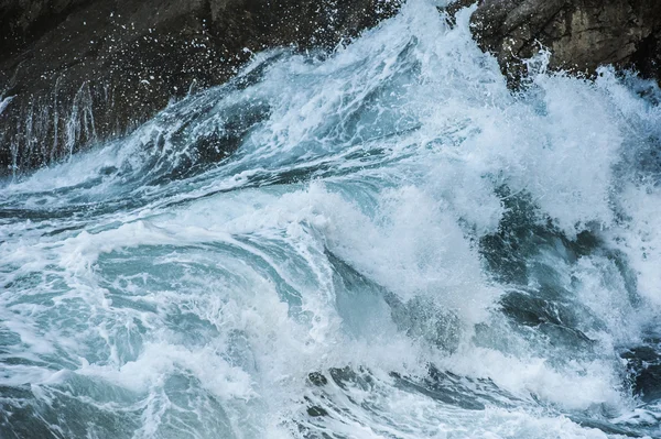 Κύματα της θάλασσας κατά τη διάρκεια μιας καταιγίδας — Φωτογραφία Αρχείου