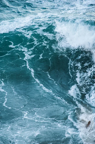 Κύματα της θάλασσας κατά τη διάρκεια μιας καταιγίδας — Φωτογραφία Αρχείου