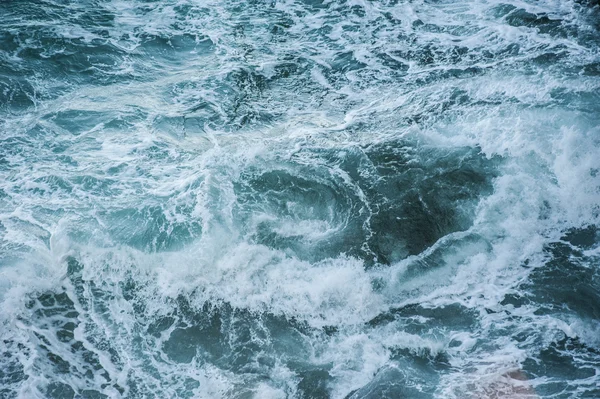 Bir fırtına sırasında dalgalar deniz — Stok fotoğraf
