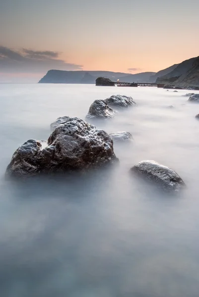 石头在海面上长时间曝光 — 图库照片