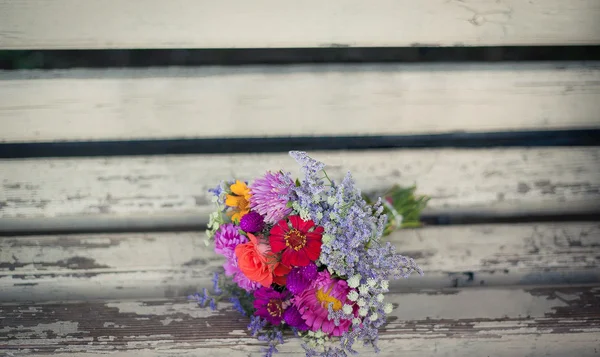 Букет цветы на деревянном фоне — стоковое фото