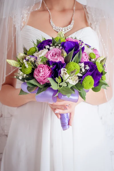 Braut mit Brautstrauß in der Hand — Stockfoto