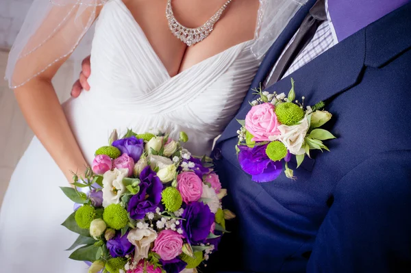 Bruden och brudgummen en kram — Stockfoto