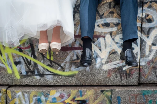 Beine Braut und Bräutigam — Stockfoto
