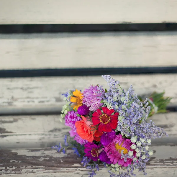 Bukiet kwiatów przetargu na drewniane tła — Zdjęcie stockowe