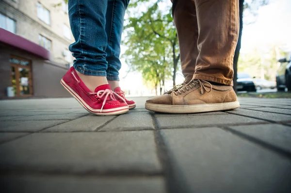 kaldırım, bacaklar adam ve kadın çift ayakta seviyorum