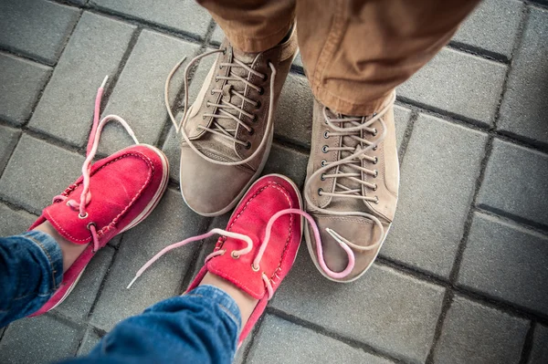 Pareja de amor de pie en la acera, Piernas hombre y mujer — Foto de Stock