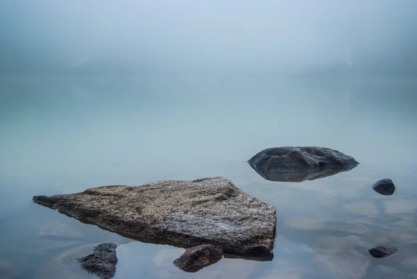 Piedras en el lago de montaña — Foto de Stock