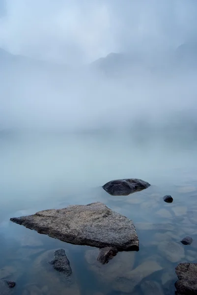 Piedras en el lago de montaña — Foto de Stock