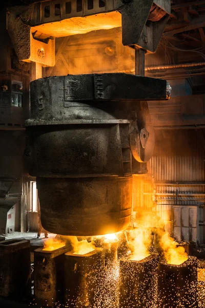 Бак наливає рідку сталь у форми — стокове фото