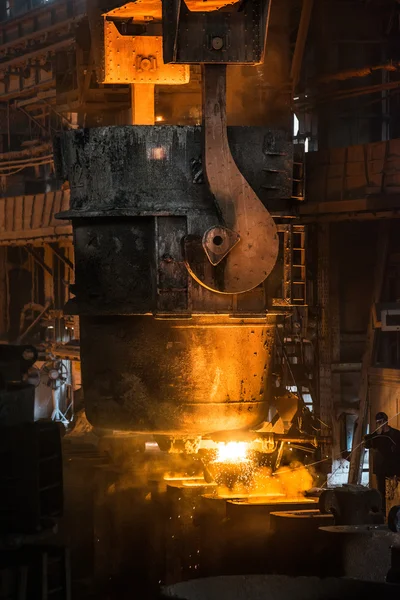 Steelworker derrama metal líquido em moldes de tanque — Fotografia de Stock