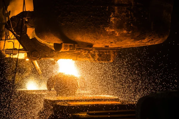 Tanque derrama o aço líquido nos moldes — Fotografia de Stock