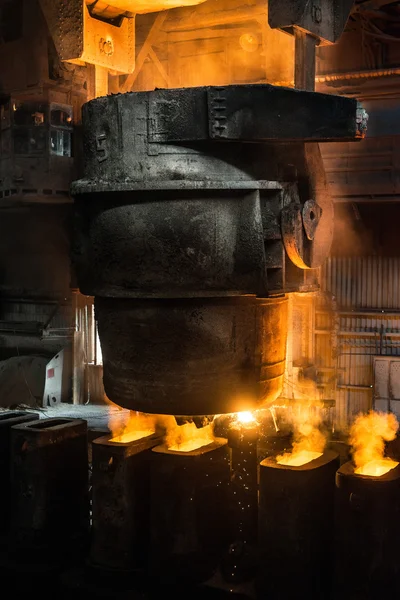 Tank stroomt het vloeibare staal in de formulieren — Stockfoto