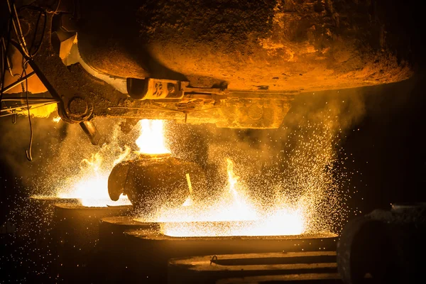 Tanque vierte el acero líquido en los moldes — Foto de Stock