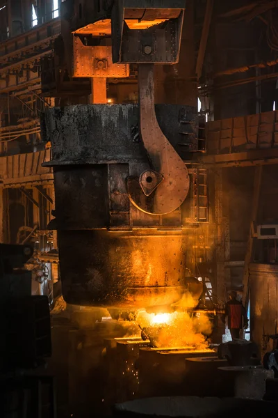 Tanque vierte el acero líquido en los moldes — Foto de Stock