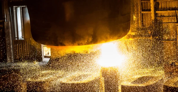 İşçi sıvı metal kalıpları tankından içine dökülen