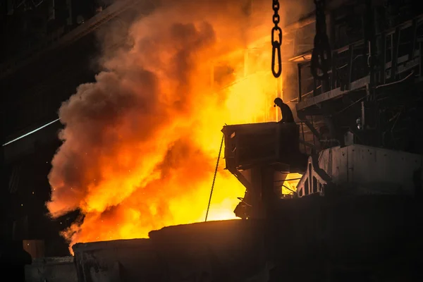 Trabajador de acero cerca de los tanques con metal caliente —  Fotos de Stock