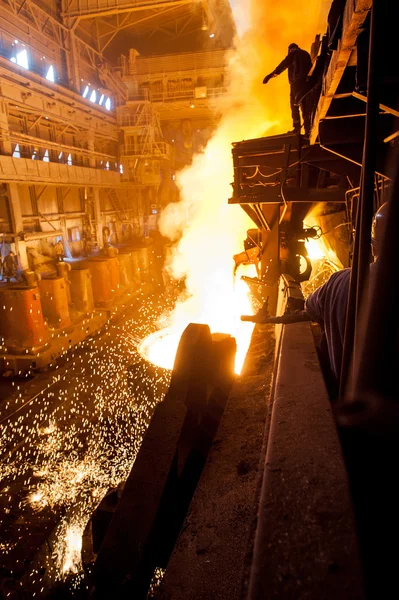 Сталевий працівник біля баків з гарячим металом — стокове фото