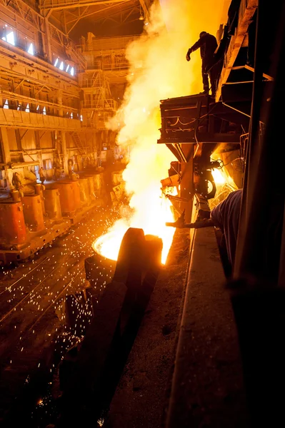 Сталевий працівник біля баків з гарячим металом — стокове фото