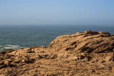 Atlantik Okyanusu kıyısında kayalar, Fas kıyıları.