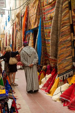 Essaouira, Fas - 22 Nisan 2017: Medine sokaklarında satılık halılar, fotoğraf Fas 'taki Essaouira' da çekildi.