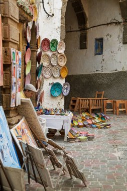 Essaouira, Fas - 22 Nisan 2017: Medine 'de seramik tabaklar ve tablolar satmak