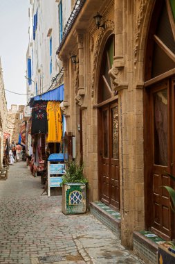 Essaouira, Fas - 22 Nisan 2017: Medine sokakları ve evin girişi