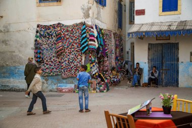 Essaouira, Fas - 22 Nisan 2017: Medine sokaklarında satılık halılar asılı, fotoğraf Fas 'taki Essaouira' da çekildi.