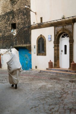 Essaouira, Fas - 22 Nisan 2017: Medine caddesinde yürüyen bir kadın, fotoğraf Fas 'taki Essaouira' da çekildi.