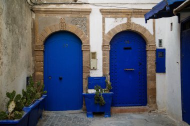 Essaouira, Fas - 22 Nisan 2017: iki mavi kapı farklı dairelerin girişi.