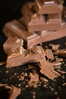 Koyu bir arka planda çikolata ve çikolata parçaları. Yüksek kalite fotoğraf