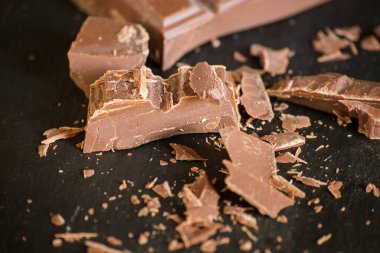 Koyu bir arka planda çikolata ve çikolata parçaları. Yüksek kalite fotoğraf