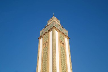 Agadir, Fas, 24 Kasım 2020: Cami minaresi gökyüzüne karşı aşağıdan yukarıya bakıyor.