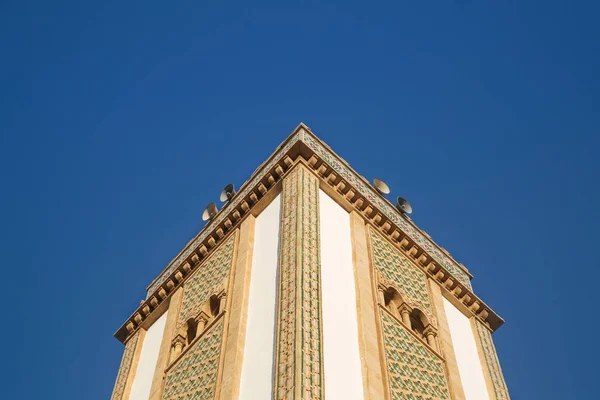 Agadir, Marruecos, 24 de noviembre de 2020: el minarete de la mezquita contra la vista del cielo desde abajo hacia arriba — Foto de Stock